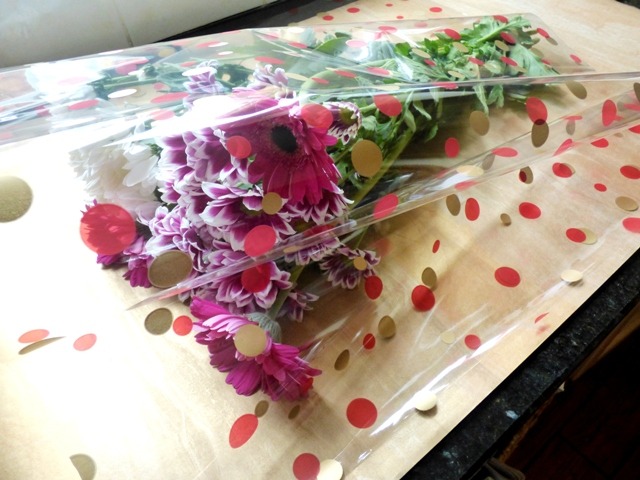 HOW TO WRAP A BUNCH OF FLOWERS IN CELLOPHANE