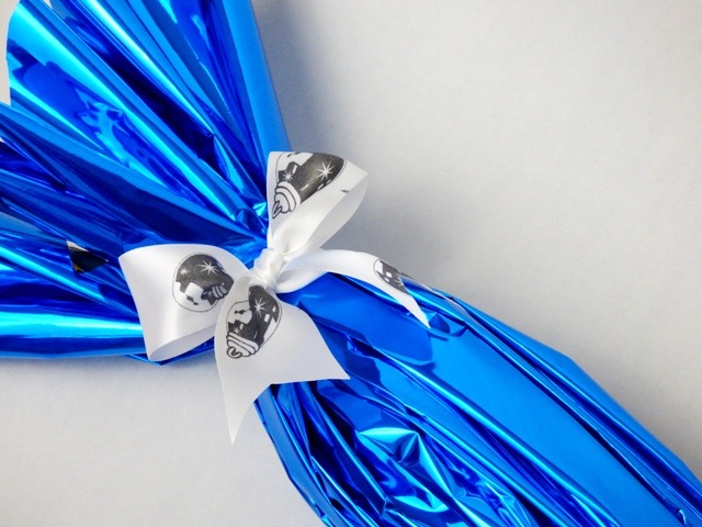 HOW TO GIFT WRAP A BOTTLE WITH PRINTED RIBBON BOW